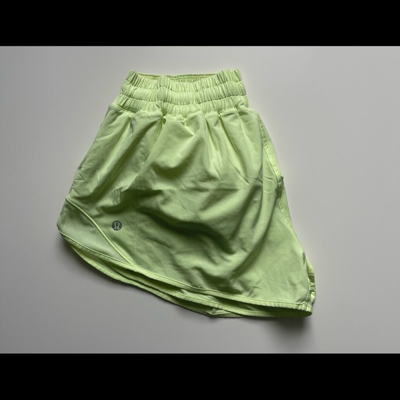 Lululemon Hotty Hot Short II *2.5" - Picture 3 of 5